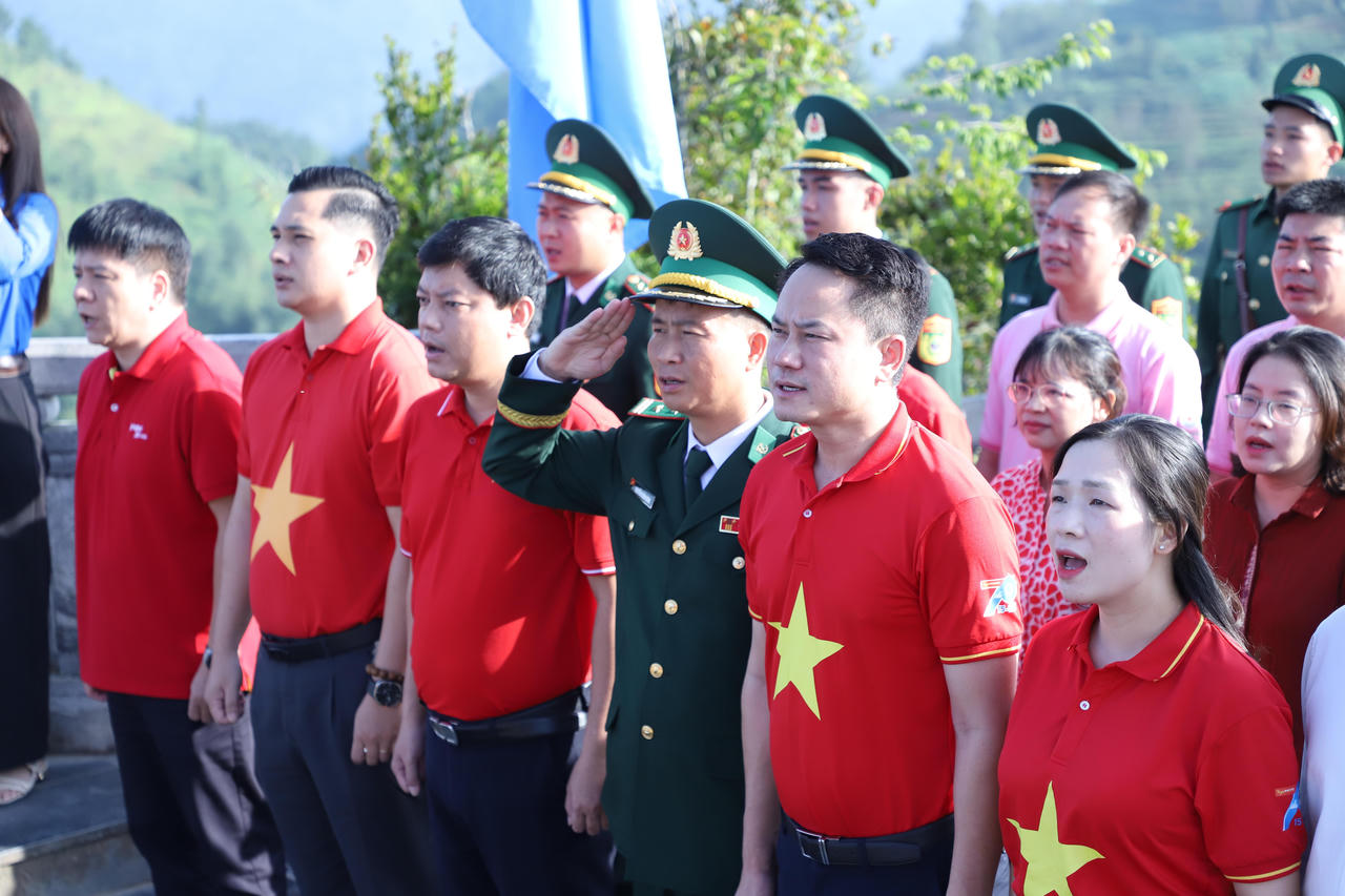 Thi&ecirc;ng li&ecirc;ng h&aacute;t Quốc ca nơi địa đầu Tổ quốc. (Ảnh: ĐH)