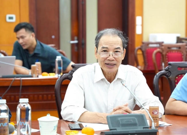 C&aacute;c nh&agrave; khoa học trao đổi tại Hội thảo Vật l&yacute;. (Ảnh: MST)