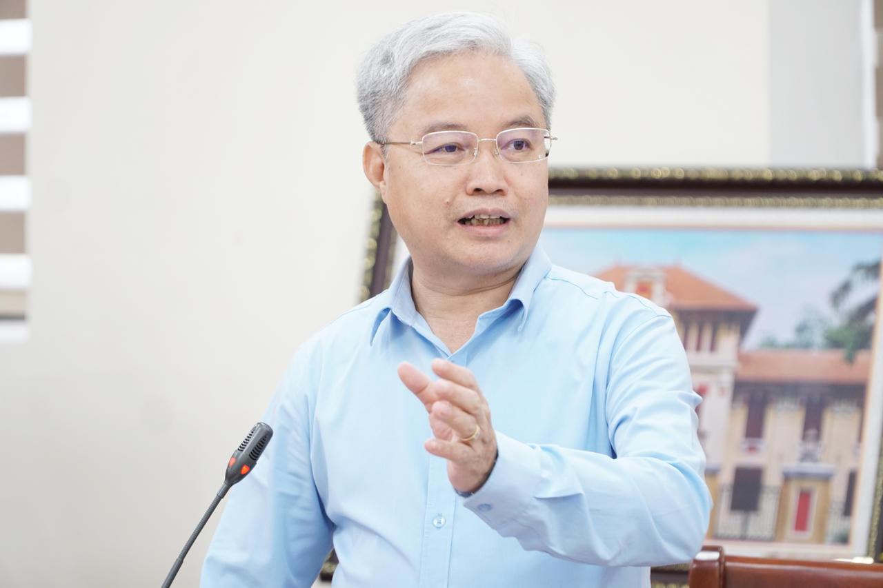 Ph&oacute; B&iacute; thư chuy&ecirc;n tr&aacute;ch Đảng ủy Bộ Tư ph&aacute;p Nguyễn Quang Th&aacute;i trao đổi tại buổi l&agrave;m việc với Sở Tư ph&aacute;p Nghệ An.