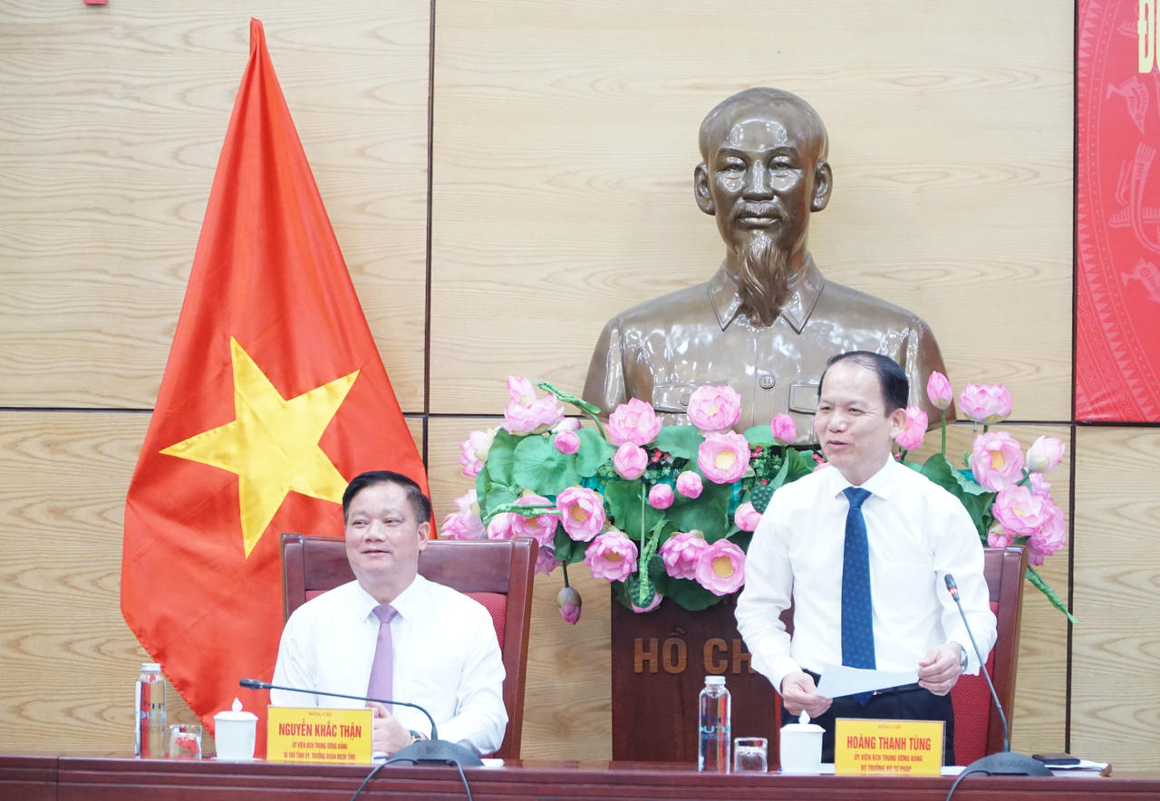 Bộ trưởng Bộ Tư ph&aacute;p Ho&agrave;ng Thanh T&ugrave;ng đ&aacute;nh gi&aacute; cao những đ&oacute;ng g&oacute;p của ng&agrave;nh Tư ph&aacute;p v&agrave; THADS tỉnh Nghệ An.