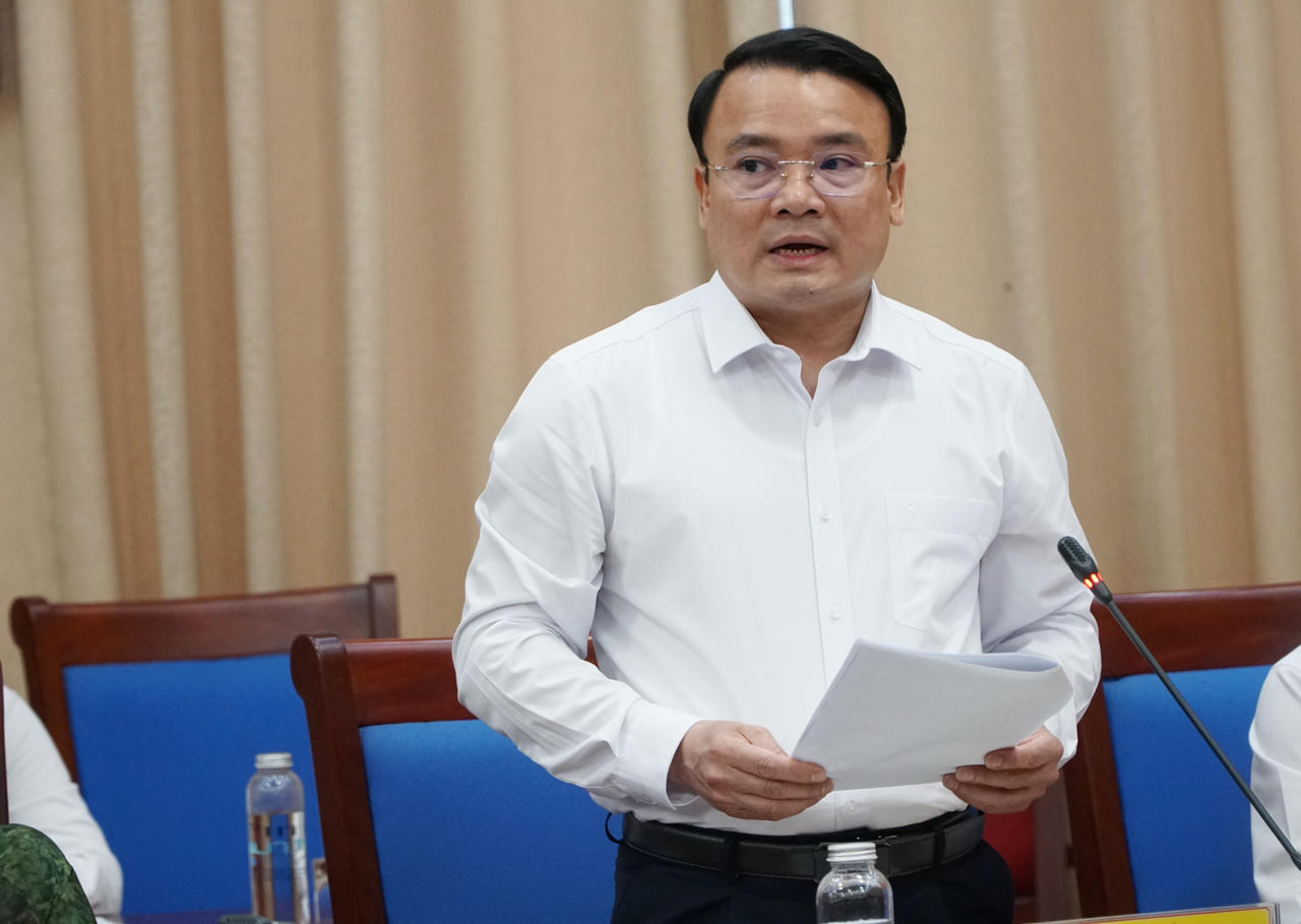 &Ocirc;ng Ph&ugrave;ng Th&agrave;nh Vinh - Tỉnh uỷ vi&ecirc;n, Ph&oacute; Chủ tịch UBND tỉnh Nghệ An tr&igrave;nh b&agrave;y b&aacute;o c&aacute;o tại Hội nghị.