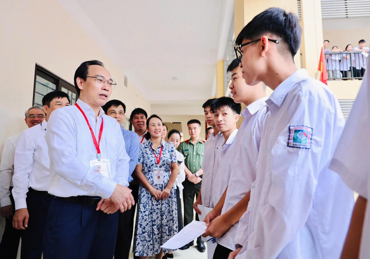Bộ trưởng Bộ GD&amp;amp;ĐT Ho&agrave;ng Minh Sơn động vi&ecirc;n, thăm hỏi học sinh trong kỳ thi tốt nghiệp THPT năm 2026.