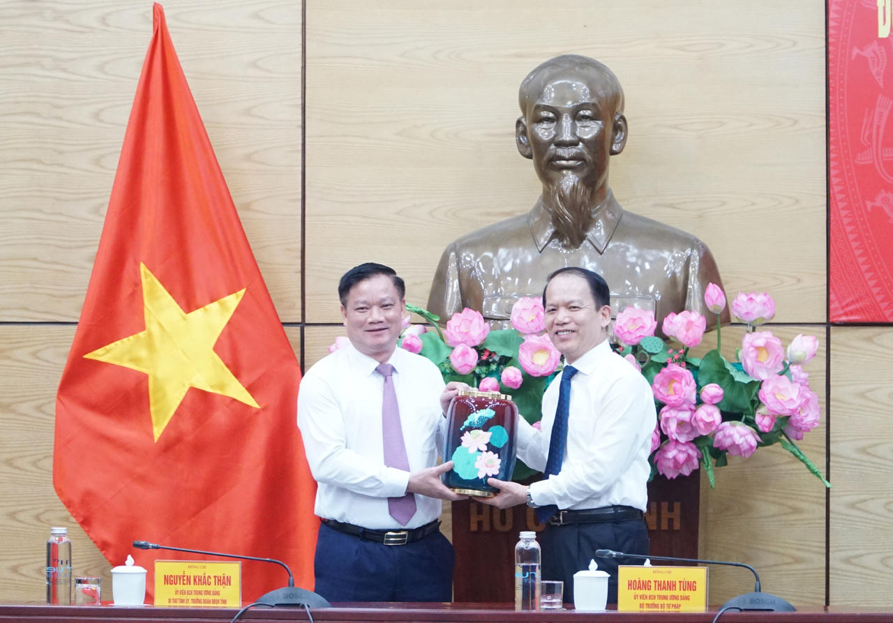 Bộ trưởng Ho&agrave;ng Thanh T&ugrave;ng trao qu&agrave; kỉ niệm cho B&iacute; thư Tỉnh ủy Nghệ An Nguyễn Khắc Thận.