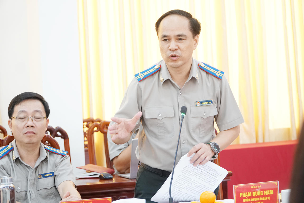 &Ocirc;ng Phạm Quốc Nam &ndash; Trưởng Thi h&agrave;nh &aacute;n d&acirc;n sự tỉnh Nghệ An b&aacute;o c&aacute;o tại buổi l&agrave;m việc.