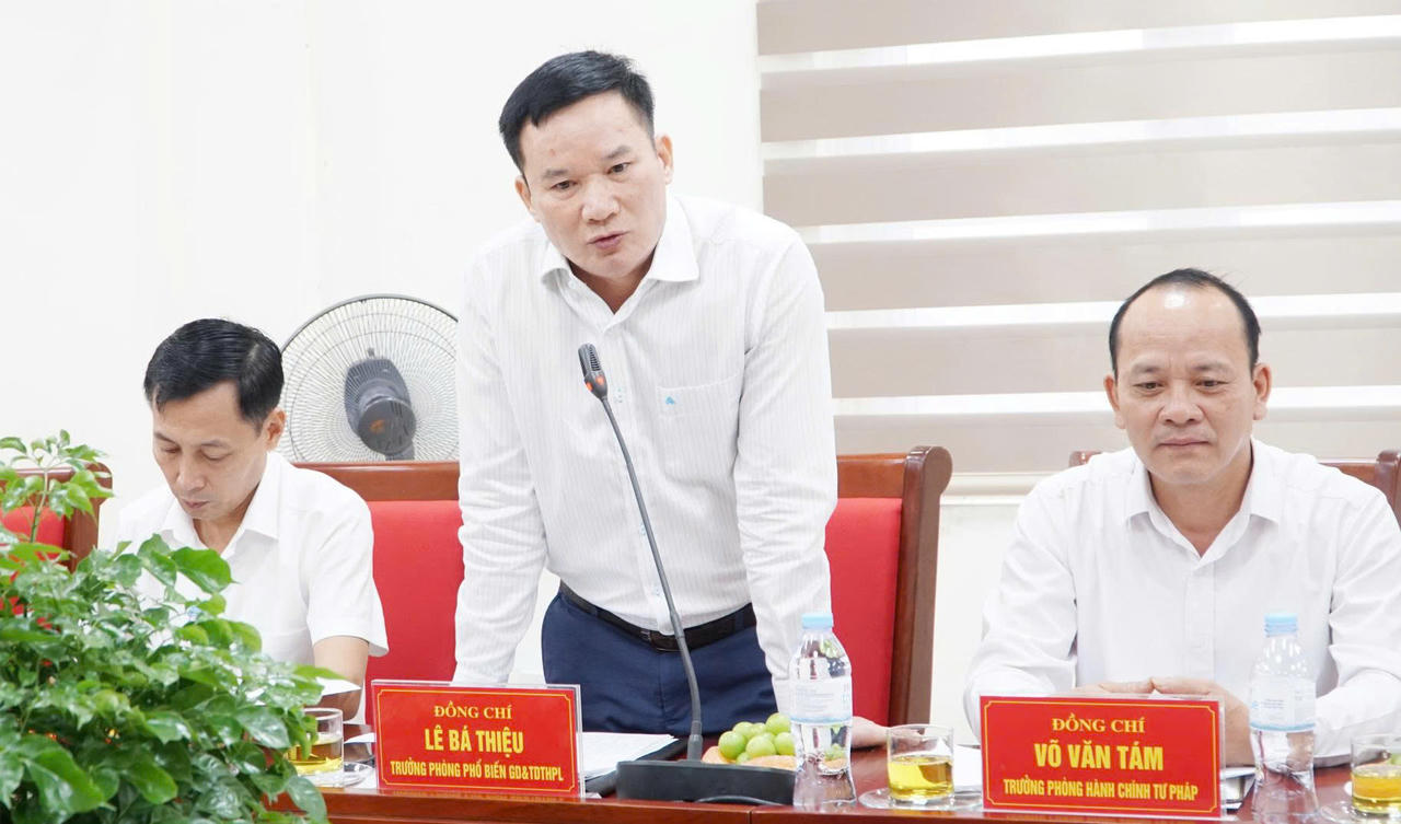 C&aacute;n bộ Sở Tư ph&aacute;p Nghệ An ph&aacute;t biểu &yacute; kiến tại buổi l&agrave;m việc.