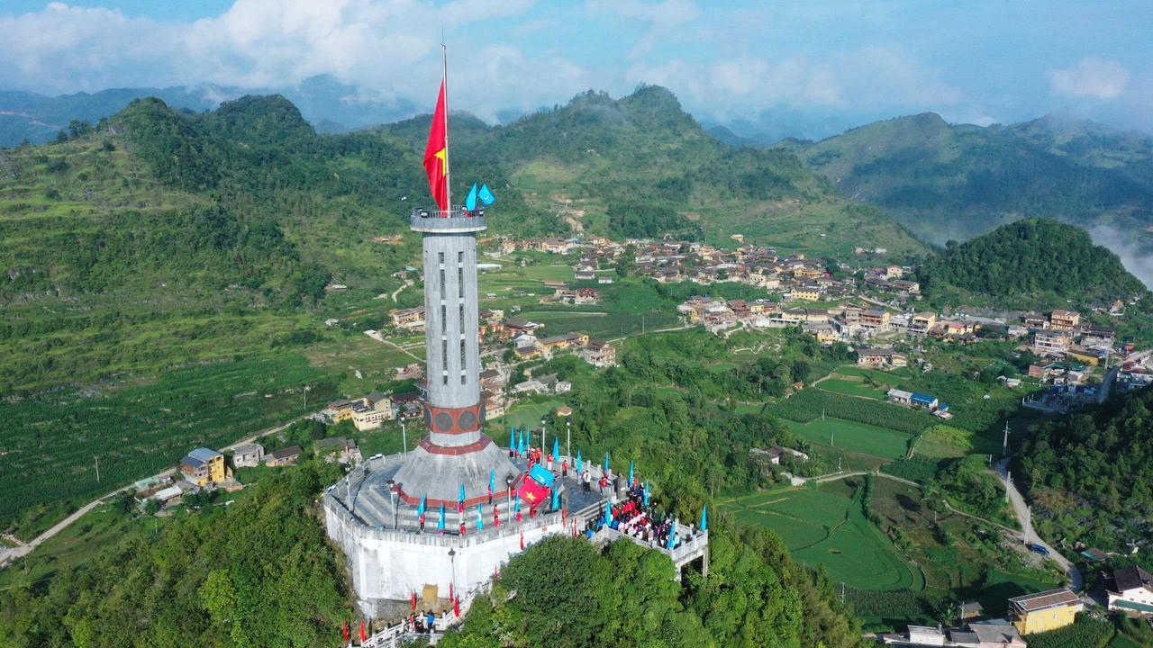 H&agrave;nh tr&igrave;nh 'T&ocirc;i y&ecirc;u Tổ quốc t&ocirc;i' đến Cột cờ Lũng C&uacute; (Ảnh: Đ.H)