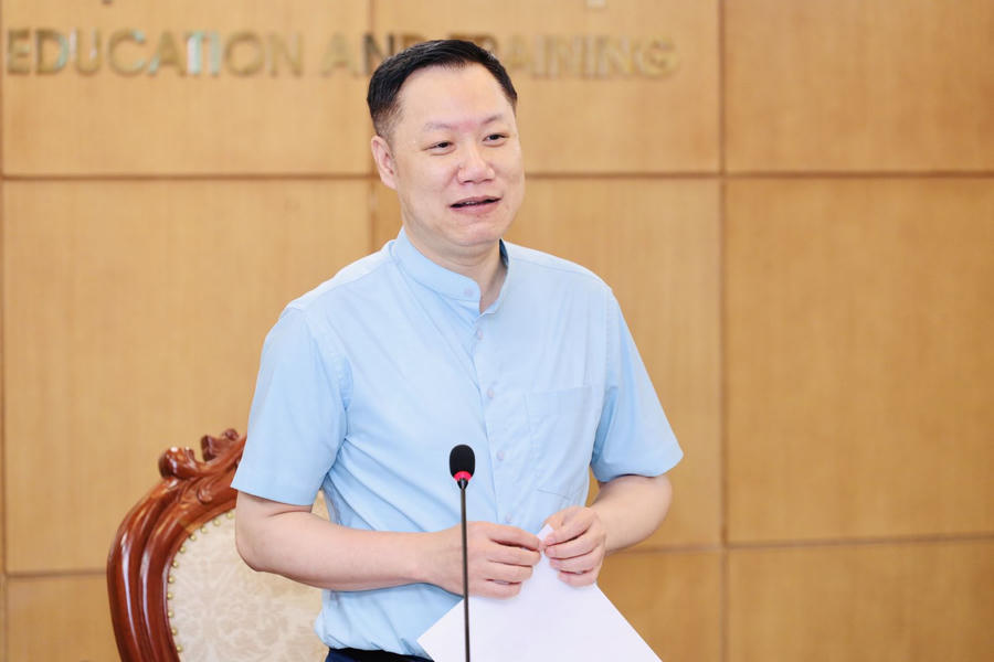 Vụ trưởng Vụ Gi&aacute;o dục Đại học Nguyễn Tiến Thảo trao đổi tại buổi l&agrave;m việc.