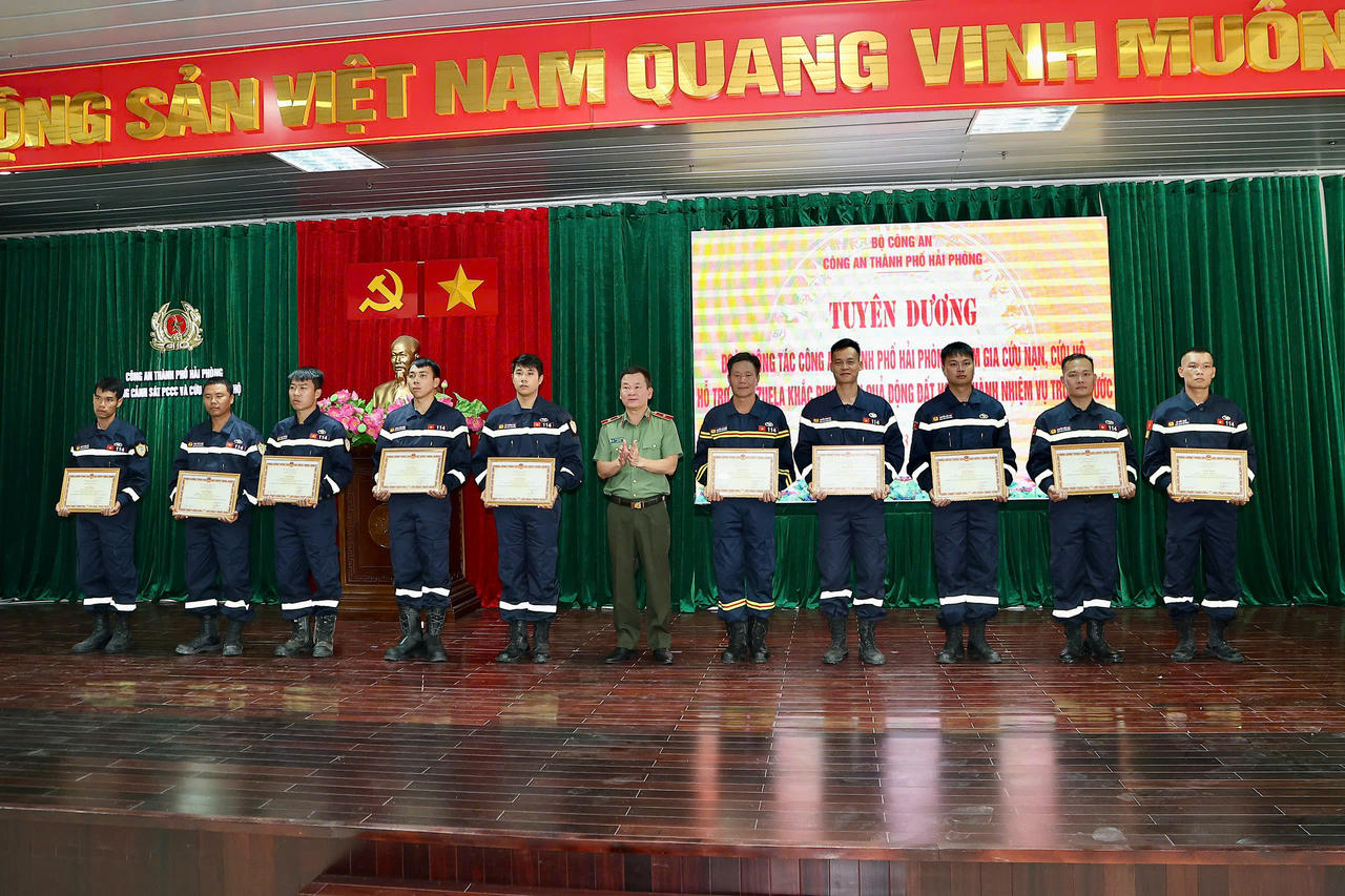 Thừa ủy quyền của Bộ trưởng Bộ C&ocirc;ng an, Thiếu tướng B&ugrave;i Quang B&igrave;nh, Gi&aacute;m đốc C&ocirc;ng an th&agrave;nh phố trao tặng Bằng khen của Bộ trưởng Bộ C&ocirc;ng an cho 10 c&aacute;n bộ, chiến sĩ v&igrave; đ&atilde; c&oacute; th&agrave;nh t&iacute;ch xuất sắc trong thực hiện nhiệm vụ quốc tế.