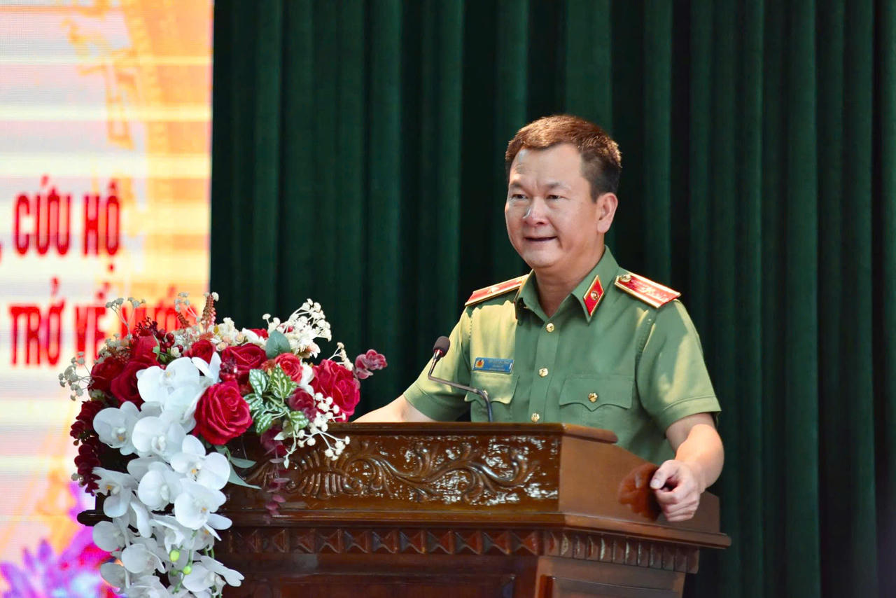 Thiếu tướng B&ugrave;i Quang B&igrave;nh, Gi&aacute;m đốc C&ocirc;ng an th&agrave;nh phố ph&aacute;t biểu tại buổi lễ.