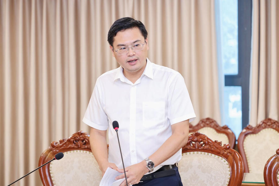 Ph&oacute; Vụ trưởng Vụ Gi&aacute;o dục Đại học Đặng Văn Huấn b&aacute;o c&aacute;o tại buổi l&agrave;m việc.