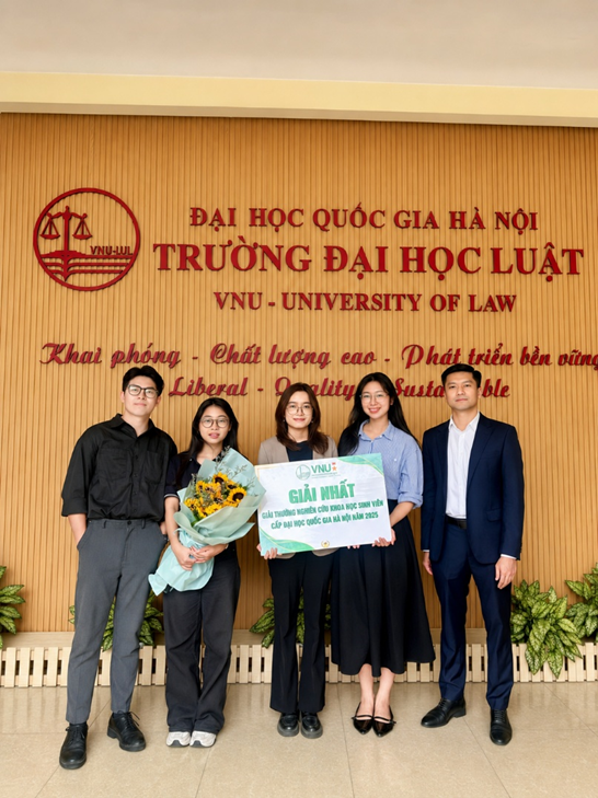 Nh&oacute;m Nghi&ecirc;n cứu khoa học sinh vi&ecirc;n Trường Đại học Luật gi&agrave;nh Giải Nhấtcấp Đại học Quốc gia H&agrave; Nội năm 2025