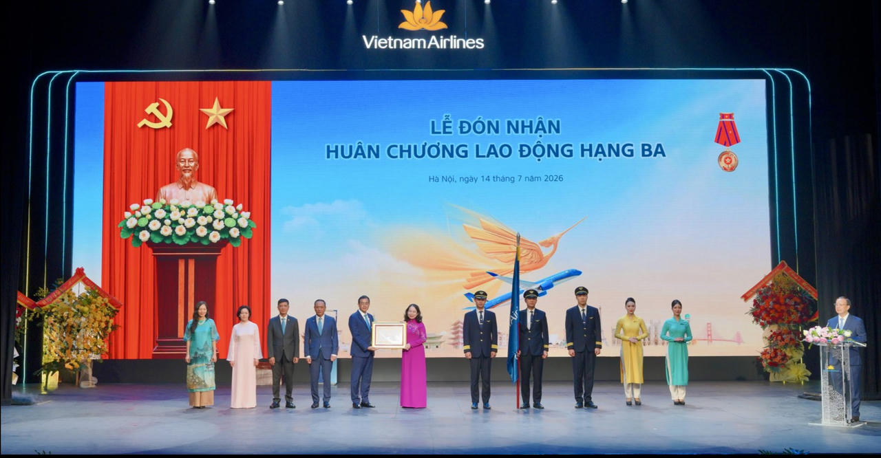 B&agrave; V&otilde; Thị &Aacute;nh Xu&acirc;n &ndash; B&iacute; thư Trung ương Đảng, Ph&oacute; Chủ tịch nước Cộng h&ograve;a XHCN Việt Nam, Ph&oacute; Chủ tịch thứ Nhất Hội đồng Thi đua Khen thưởng Trung ương trao Hu&acirc;n chương Lao động hạng Ba cho Vietnam Airlines.  (Ảnh: VNA)