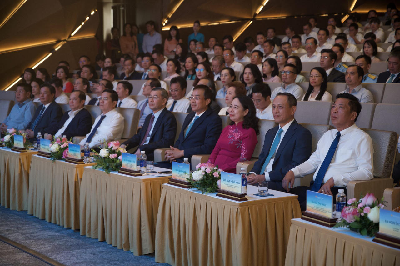 C&aacute;c vị đại biểu tham dự Lễ đ&oacute;n nhận Hu&acirc;n chương Lao động hạng Ba v&agrave; Bằng khen của Thủ tướng Ch&iacute;nh phủ của Vietnam Airlines. (Ảnh VNA)