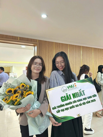 Sinh vi&ecirc;n Nguyễn Thị Phương Th&ugrave;y (b&ecirc;n tr&aacute;i) gi&agrave;nh Giải Nhất Nghi&ecirc;n cứu khoa học sinh vi&ecirc;n&nbsp;cấp Đại học Quốc gia năm 2025