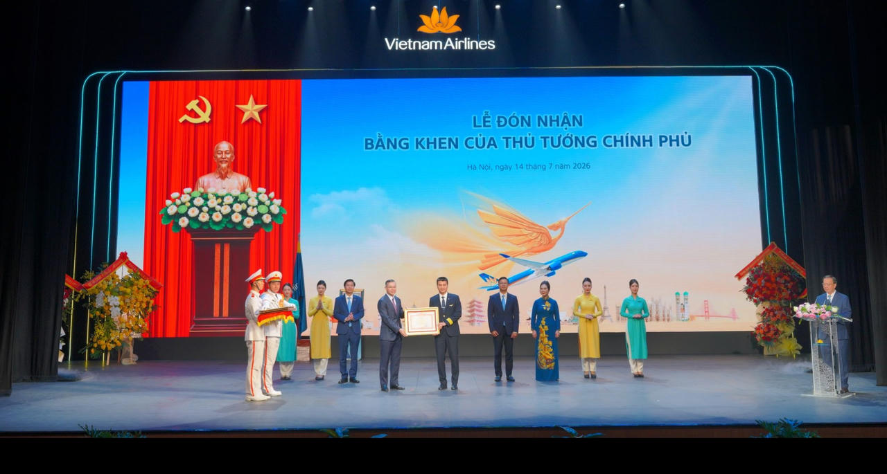 &Ocirc;ng Ng&ocirc; Văn Tuấn, Ủy vi&ecirc;n Ban Chấp h&agrave;nh Trung ương Đảng, Bộ trưởng Bộ T&agrave;i ch&iacute;nh trao tặng Bằng khen của Thủ tướng Ch&iacute;nh phủ cho Tổng c&ocirc;ng ty H&agrave;ng kh&ocirc;ng Việt Nam v&agrave; c&aacute; nh&acirc;n c&oacute; th&agrave;nh t&iacute;ch xuất sắc. (Ảnh: VNA)