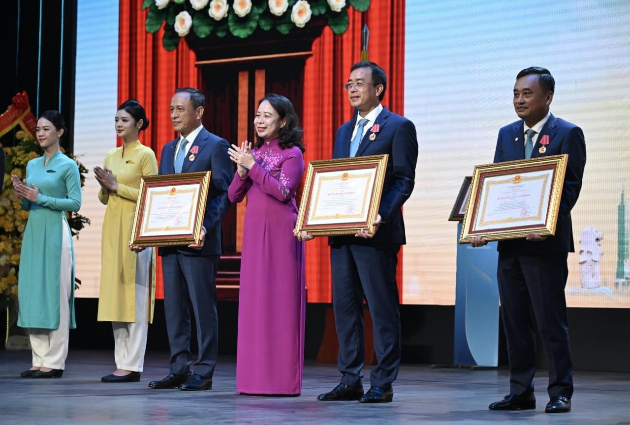B&agrave; V&otilde; Thị &Aacute;nh Xu&acirc;n &ndash; B&iacute; thư Trung ương Đảng, Ph&oacute; Chủ tịch nước Cộng h&ograve;a XHCN Việt Nam, Ph&oacute; Chủ tịch thứ Nhất Hội đồng Thi đua Khen thưởng Trung ương trao Hu&acirc;n chương Lao động hạng Ba cho l&atilde;nh đạo TCT HKVN. (Ảnh: VNA)