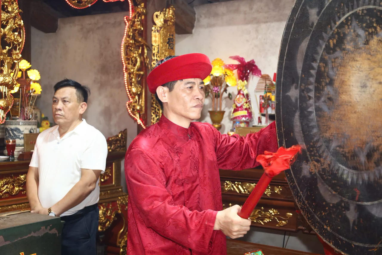 L&atilde;nh đạo phường Đồ Sơn đ&aacute;nh trống khai hội