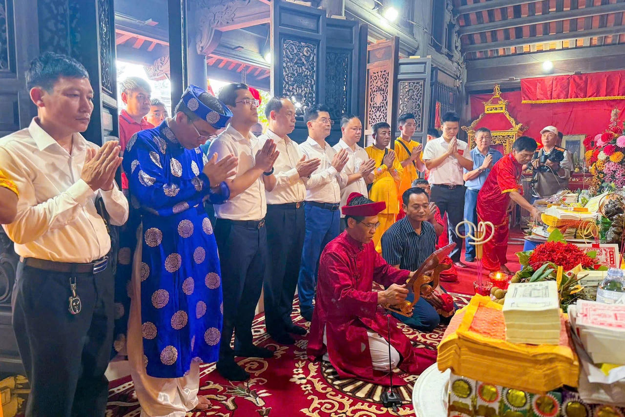 Lễ d&acirc;ng hương, thượng cờ l&agrave; nghi thức truyền thống trong ng&agrave;y khai hội