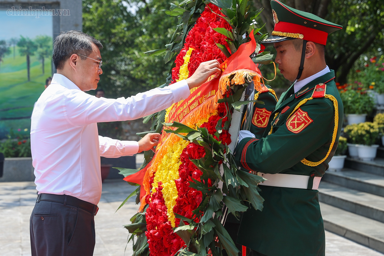 Thủ tướng tặng qu&agrave; Mẹ Việt Nam anh h&ugrave;ng v&agrave; d&acirc;ng hương tưởng niệm c&aacute;c Anh h&ugrave;ng liệt sĩ tại Ph&uacute; Thọ- Ảnh 2.