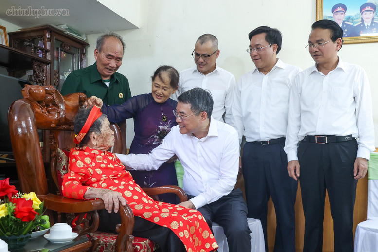 Thủ tướng tặng qu&agrave; Mẹ Việt Nam anh h&ugrave;ng v&agrave; d&acirc;ng hương tưởng niệm c&aacute;c Anh h&ugrave;ng liệt sĩ tại Ph&uacute; Thọ- Ảnh 5.