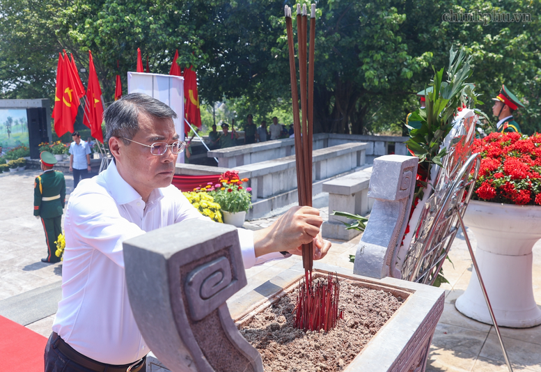 Thủ tướng tặng qu&agrave; Mẹ Việt Nam anh h&ugrave;ng v&agrave; d&acirc;ng hương tưởng niệm c&aacute;c Anh h&ugrave;ng liệt sĩ tại Ph&uacute; Thọ- Ảnh 3.