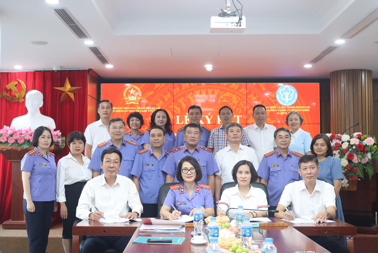 Viện trưởng VKSND KV1 k&yacute; Quy chế phối hợp với BHXH cơ sở Ho&agrave;n Kiếm, Ba Đ&igrave;nh, T&acirc;y Hồ.