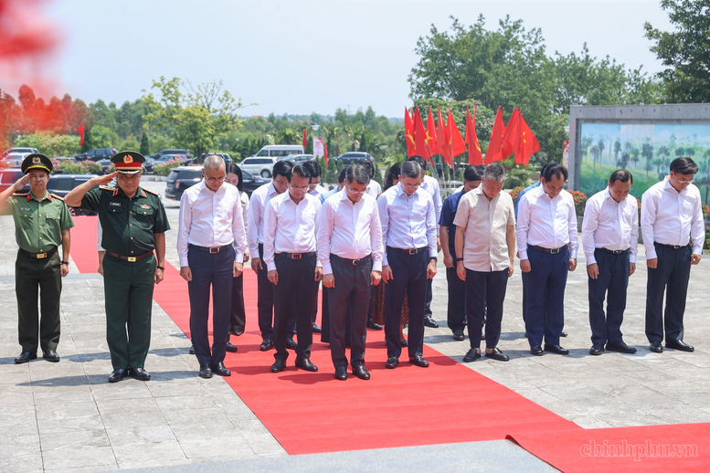 Thủ tướng tặng qu&agrave; Mẹ Việt Nam anh h&ugrave;ng v&agrave; d&acirc;ng hương tưởng niệm c&aacute;c Anh h&ugrave;ng liệt sĩ tại Ph&uacute; Thọ- Ảnh 4.