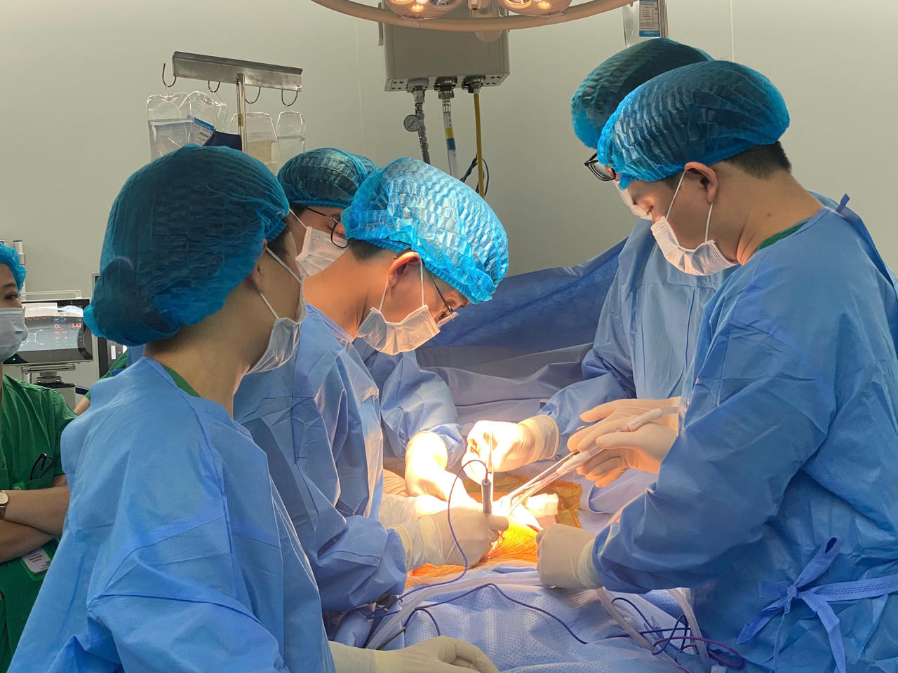 C&aacute;c y b&aacute;c sĩ thực hiện lấy đa tạng từ người hiến chết n&atilde;o.