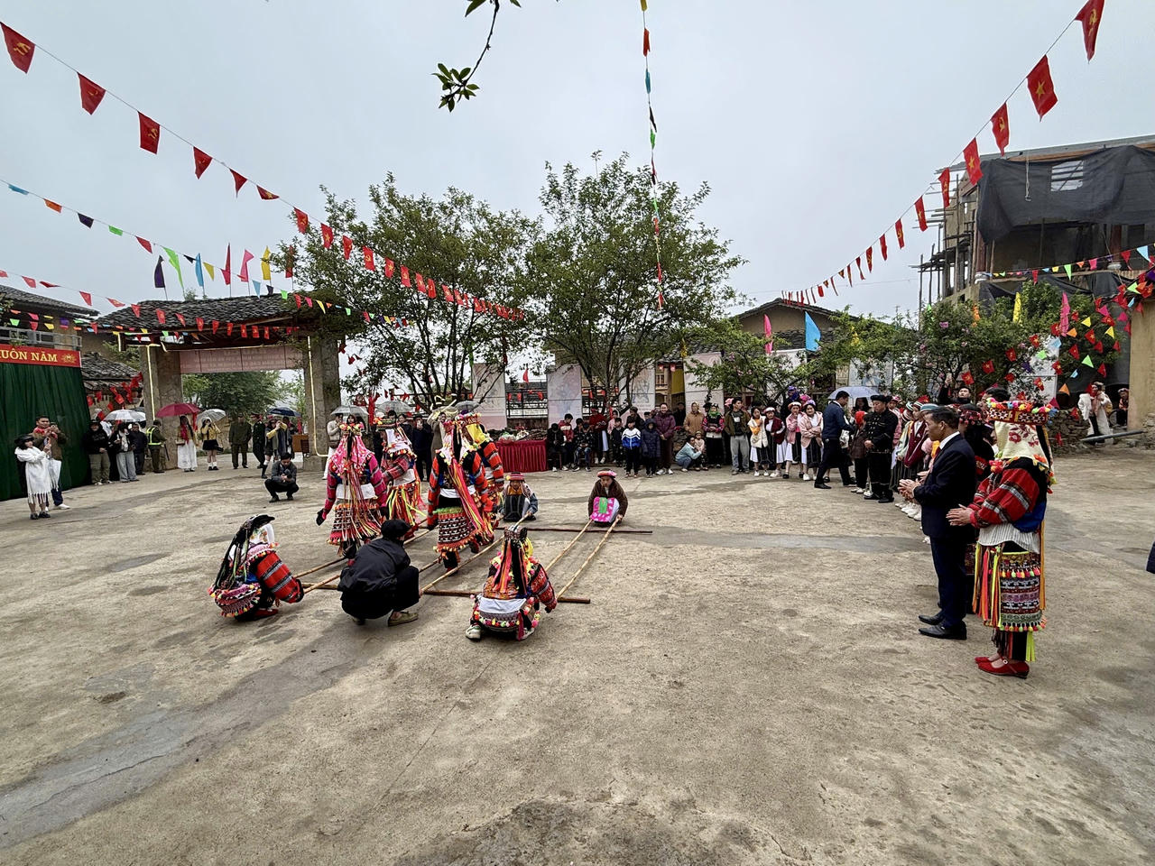 Người d&acirc;n L&ocirc; L&ocirc; Chải biểu diễn c&aacute;c tiết mục văn nghệ trong trang phục truyền thống. (Ảnh: L&ecirc; Hanh)