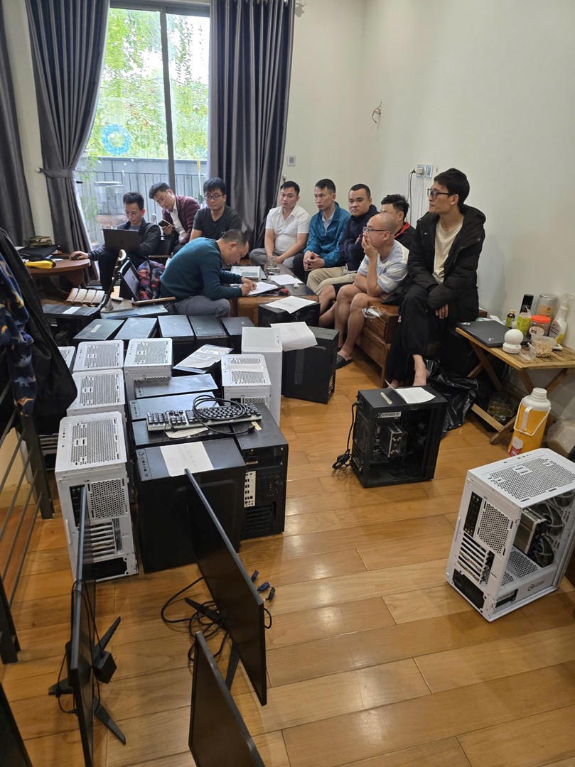 Cơ quan C&ocirc;ng an kiểm tra, thu giữ nhiều thiết bị điện tử li&ecirc;n quan đến hoạt động của hệ thống.  (Ảnh: Bộ C&ocirc;ng an)