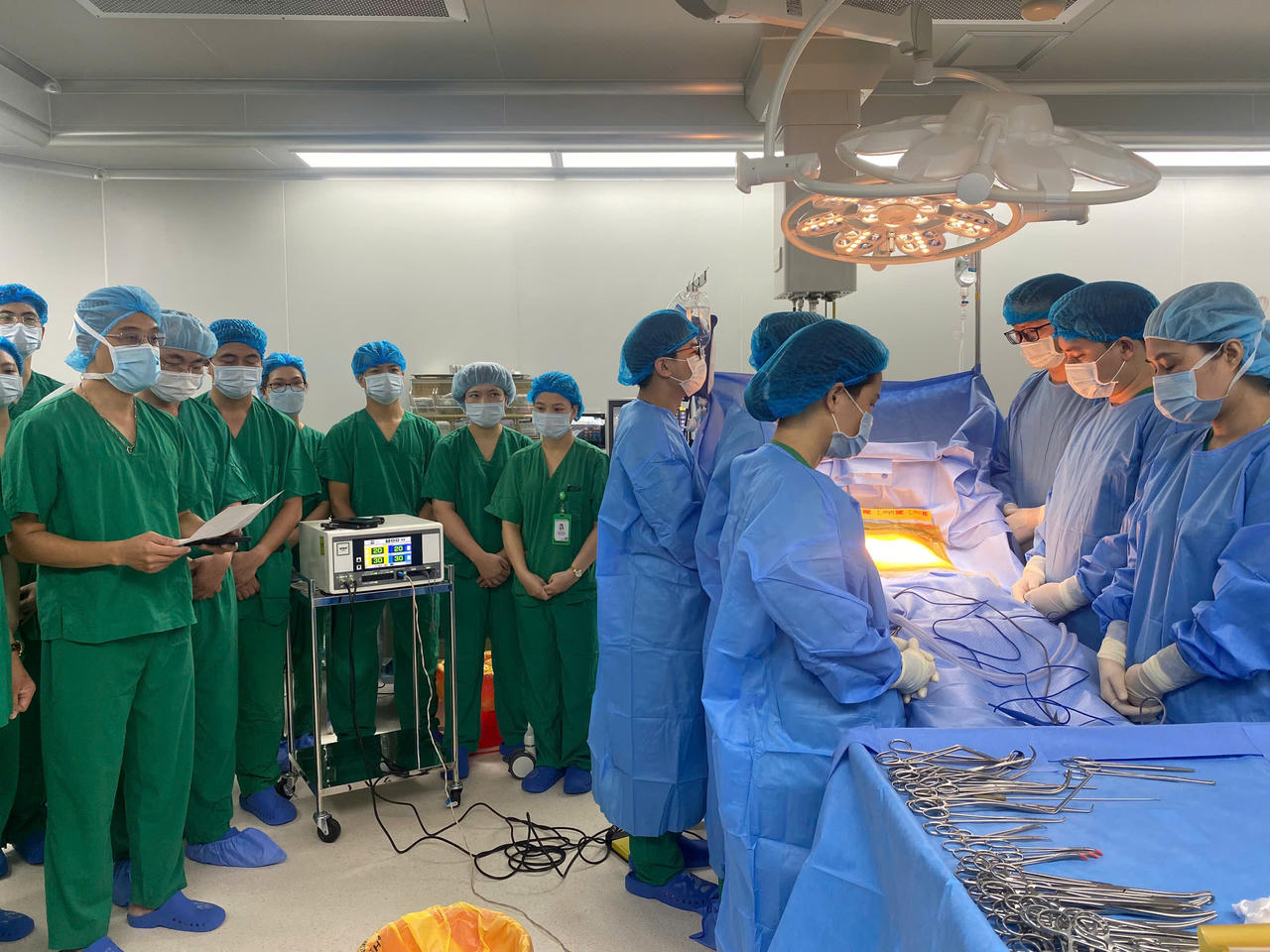 C&aacute;c y b&aacute;c sĩ Bệnh viện đa khoa Xanh P&ocirc;n d&agrave;nh ph&uacute;t mặc niệm, đọc lời tri &acirc;n v&agrave; từ biệt người hiến chết n&atilde;o, thể hiện sự t&ocirc;n k&iacute;nh đối với nghĩa cử hiến tạng cứu người. (Ảnh trong b&agrave;i: BVCC)