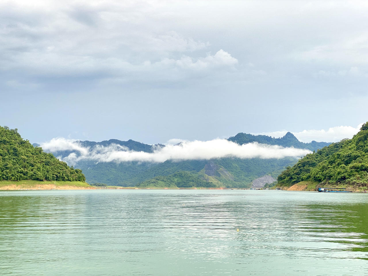 Na Hang - Tuy&ecirc;n Quang được v&iacute; như &ldquo;Hạ Long giữa đại ng&agrave;n&rdquo;. (Ảnh: L&ecirc; Hanh)