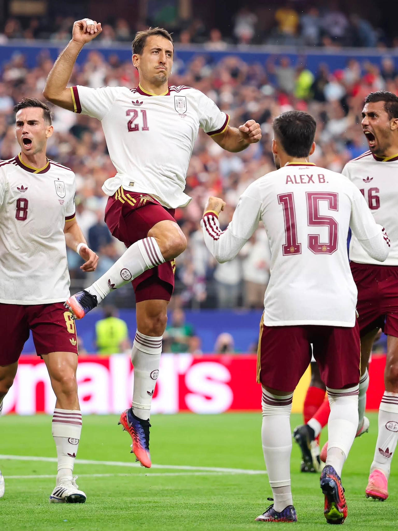 La Roja đ&atilde; hạn chế c&aacute;c cơ hội của Les Bleus bằng lối ph&ograve;ng ngự ho&agrave;n hảo, v&agrave; ghi b&agrave;n nhờ c&aacute;c pha lập c&ocirc;ng của Mikel Oyarzabal v&agrave; Pedro Porro (Ảnh FIFA)