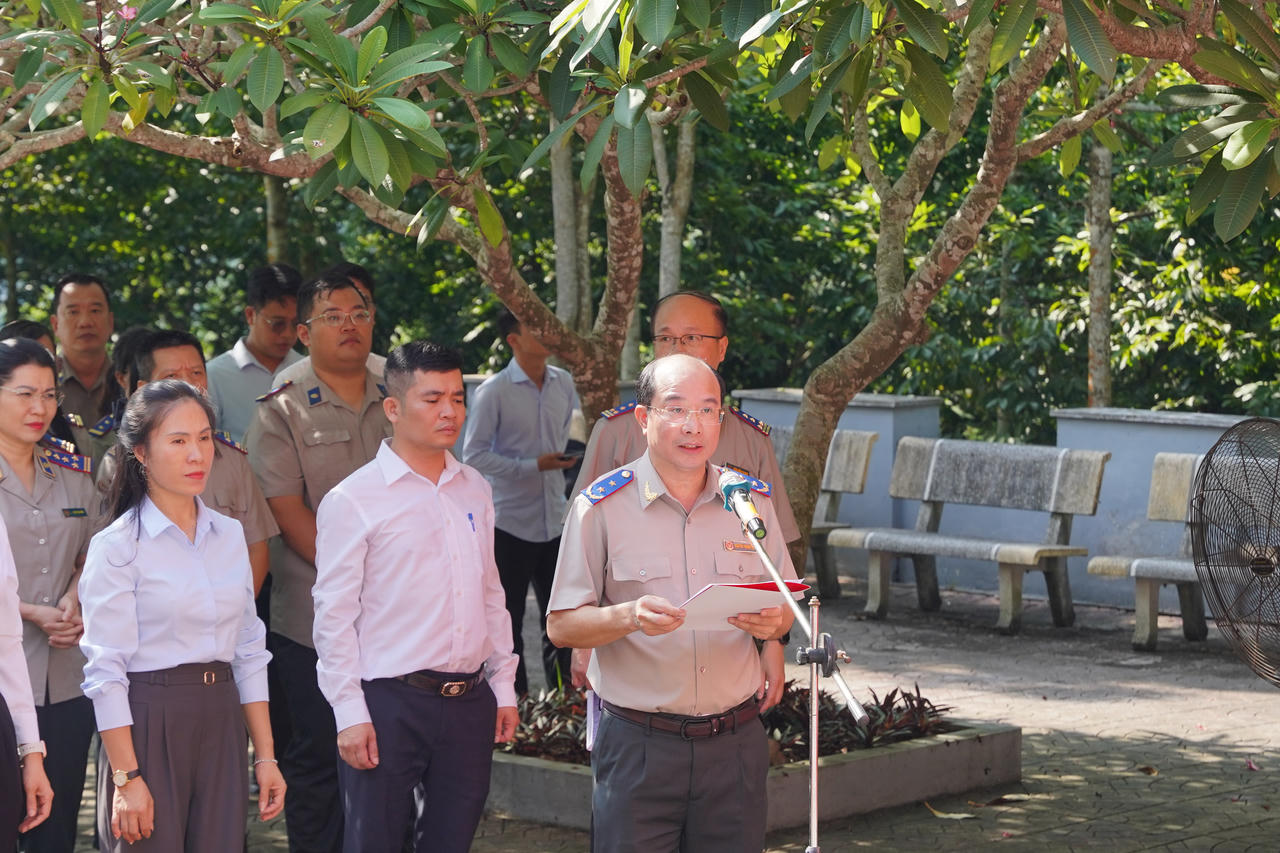 &Ocirc;ng Nguyễn Thắng Lợi &ndash; Cục trưởng Cục Quản l&yacute; THADS b&aacute;o c&ocirc;ng tại nh&agrave; bia Khu di t&iacute;ch lịch sử Bộ Tư ph&aacute;p. Ảnh: Đức Mạnh.
