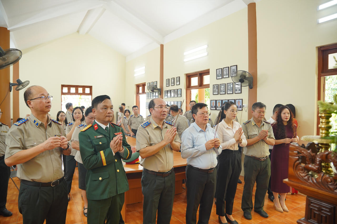 Thứ trưởng Mai Lương Kh&ocirc;i v&agrave; c&aacute;c đại biểu d&acirc;ng hương k&iacute;nh B&aacute;c tại nh&agrave; truyền thống Bộ Tư ph&aacute;p. Ảnh: Đức Mạnh.