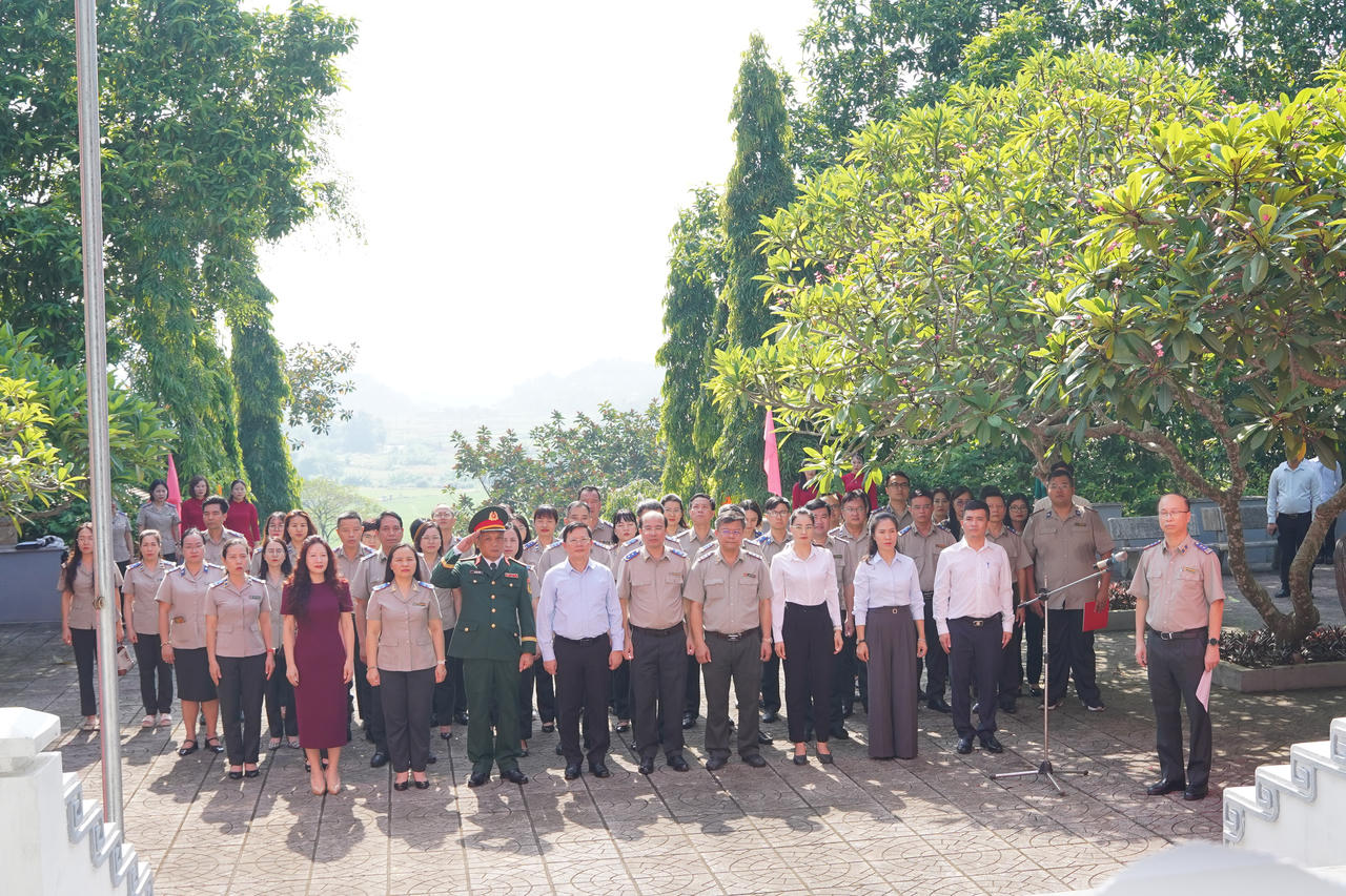 Thứ trưởng Mai Lương Kh&ocirc;i v&agrave; c&aacute;c đại biểu thực hiện nghi lễ ch&agrave;o cờ tại Khu di t&iacute;ch lịch sử Bộ Tư ph&aacute;p. Ảnh: Đức Mạnh.