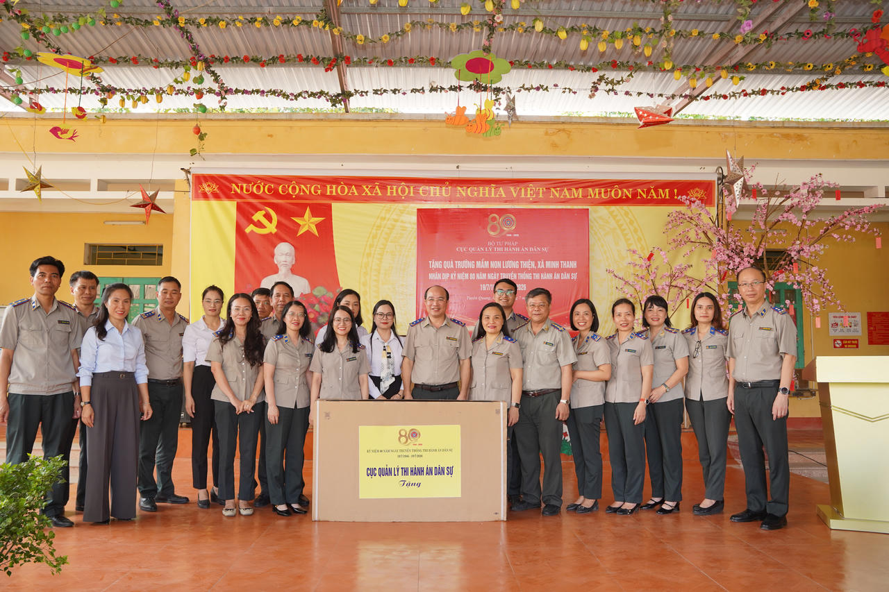 Cục Quản l&yacute; THADS tặng qu&agrave; cho trường Mầm non Lương Thiện (x&atilde; Minh Thanh - Tuy&ecirc;n Quang). Ảnh: Đức Mạnh.