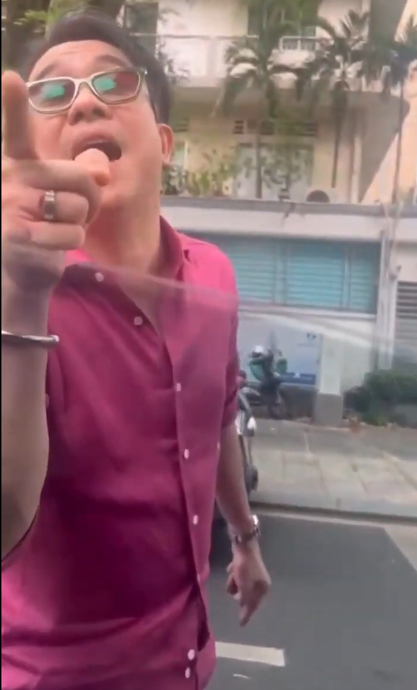 Dương Quốc Th&aacute;i chửi bới, nhổ nước bọt v&agrave; đạp rớt mặt k&iacute;nh chiếu hậu b&ecirc;n tr&aacute;i xe của L&acirc;m (Ảnh: Cắt từ video).