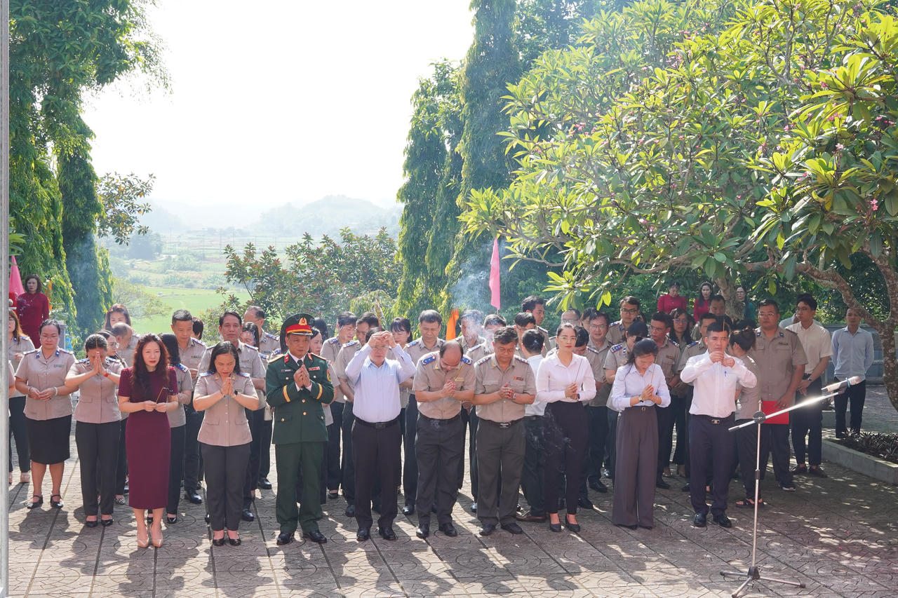 Thứ trưởng Mai Lương Kh&ocirc;i v&agrave; c&aacute;c đại biểu d&acirc;ng hương tại nh&agrave; bia Khu di t&iacute;ch lịch sử Bộ Tư ph&aacute;p. Ảnh: Đức Mạnh.