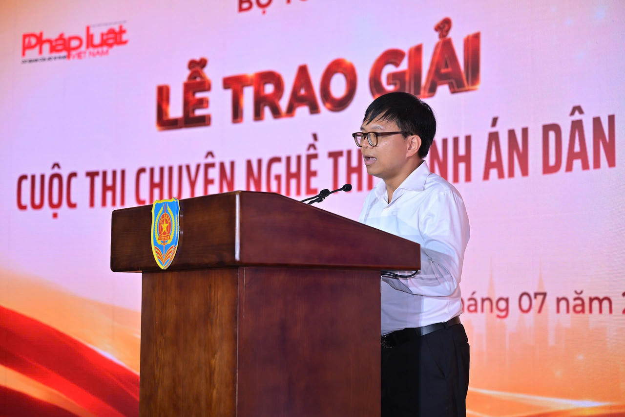 Nh&agrave; b&aacute;o Ph&ugrave;ng Thế Kha (B&aacute;o D&acirc;n tr&iacute;) chia sẻ tại Lễ trao giải.