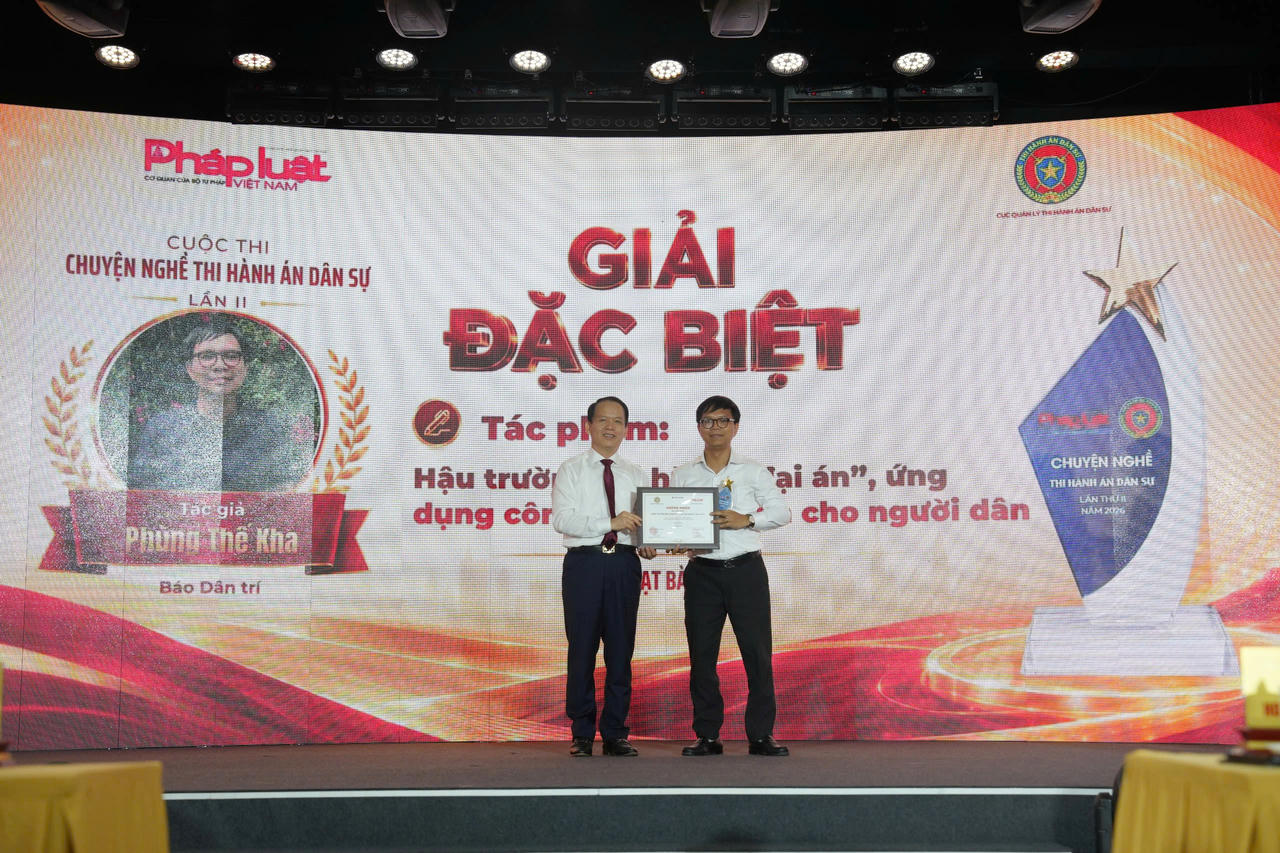 Bộ trưởng Bộ Tư ph&aacute;p Ho&agrave;ng Thanh T&ugrave;ng trao Giải Đặc biệt cho nh&agrave; b&aacute;o Ph&ugrave;ng Thế Kha (B&aacute;o D&acirc;n tr&iacute;).