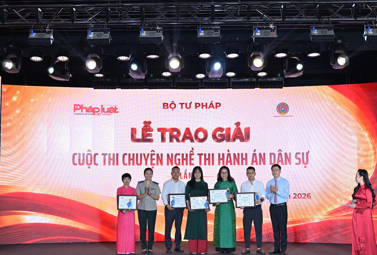 &Ocirc;ng Đỗ Xu&acirc;n Qu&yacute; - Ủy vi&ecirc;n Ban Thường vụ Đảng ủy, Ch&aacute;nh Văn ph&ograve;ng Bộ Tư ph&aacute;p v&agrave; b&agrave; Trần Thị Phương Hoa - Ph&oacute; Cục trưởng Cục Quản l&yacute; Thi h&agrave;nh &aacute;n d&acirc;n sự trao giải C cho c&aacute;c t&aacute;c giả.