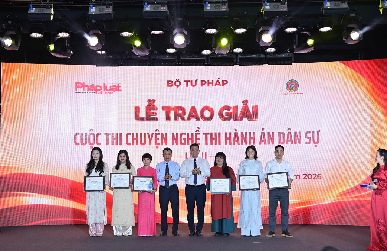 Ủy vi&ecirc;n Ban Thường vụ Đảng ủy, Thứ trưởng Bộ Tư ph&aacute;p Nguyễn Thanh Ngọc v&agrave; Ph&oacute; Chủ tịch Thường trực Hội Nh&agrave; b&aacute;o Việt Nam Nguyễn Đức Lợi trao 2 giải A cho nh&oacute;m t&aacute;c giả B&aacute;o Ph&aacute;p luật Việt Nam.