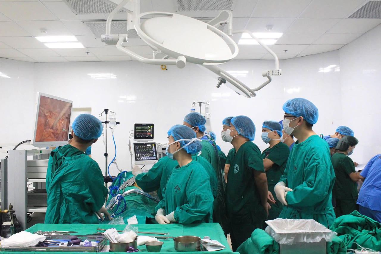 Các bác sỹ thực hi&ecirc;̣n ca ghép th&acirc;̣n tại B&ecirc;̣nh vi&ecirc;̣n đa khoa s&ocirc;́ 2 tỉnh Lào Cai