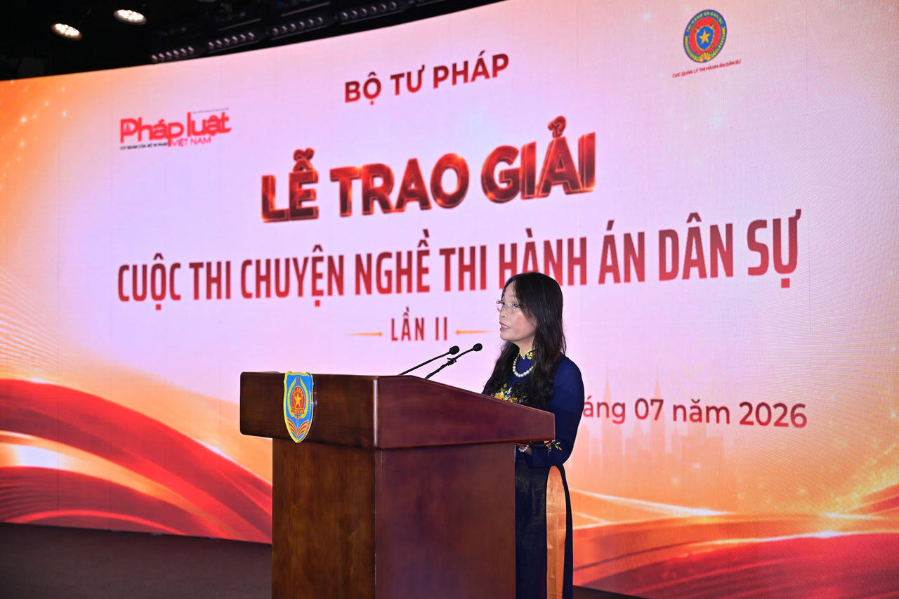 B&agrave; L&ecirc; Thị Kim Dung, nguy&ecirc;n Vụ trưởng Vụ Nghiệp vụ 1 ph&aacute;t biểu.