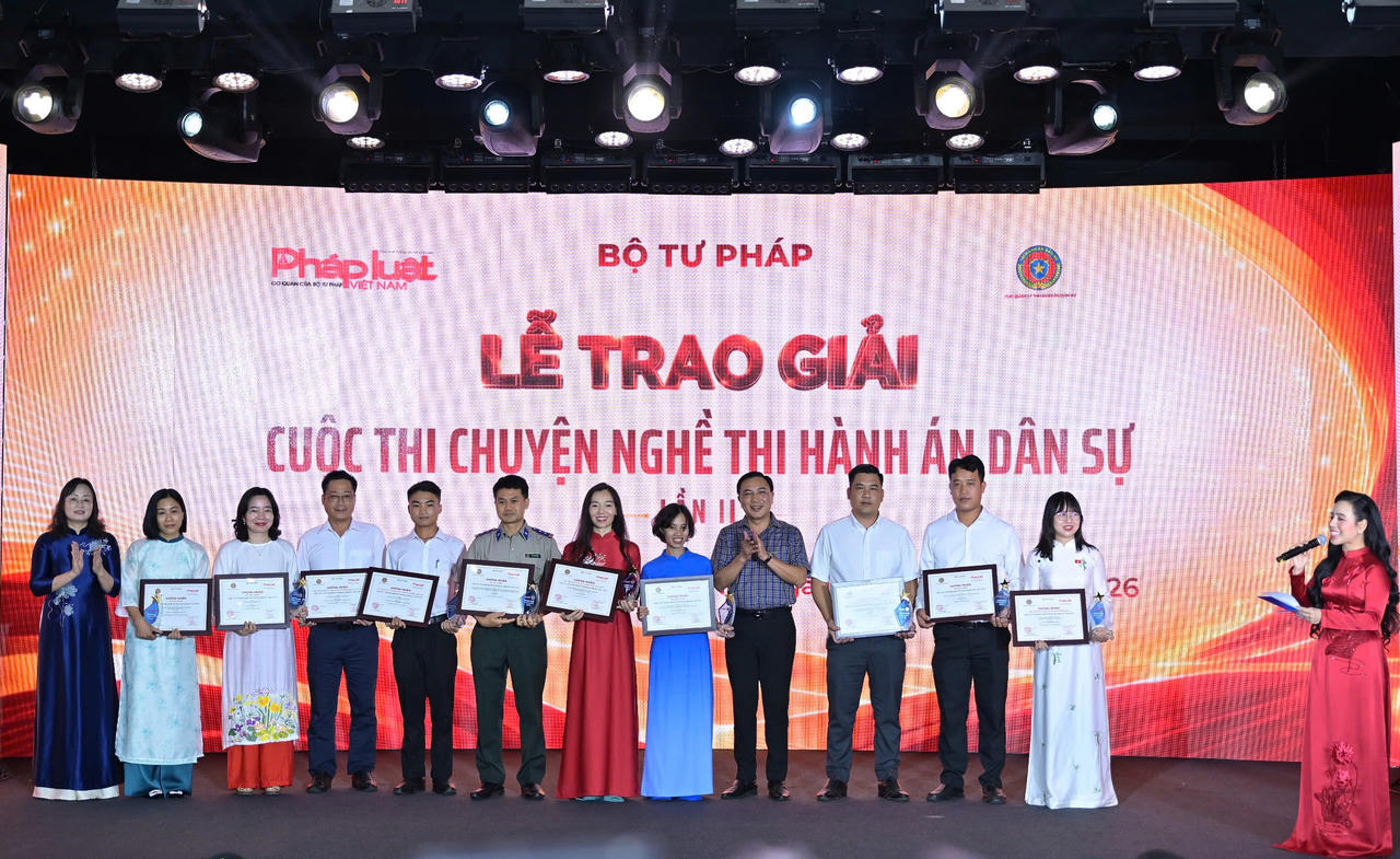 &Ocirc;ng Phạm Văn L&acirc;m, Ph&oacute; Cục trưởng Cục Kế hoạch - T&agrave;i ch&iacute;nh (Bộ Tư ph&aacute;p) v&agrave; TS. Vũ Hồng Th&uacute;y, Ph&oacute; Tổng Bi&ecirc;n tập B&aacute;o Ph&aacute;p luật Việt Nam trao giải thưởng cho c&aacute;c t&aacute;c giả đạt giải Chuy&ecirc;n đề.