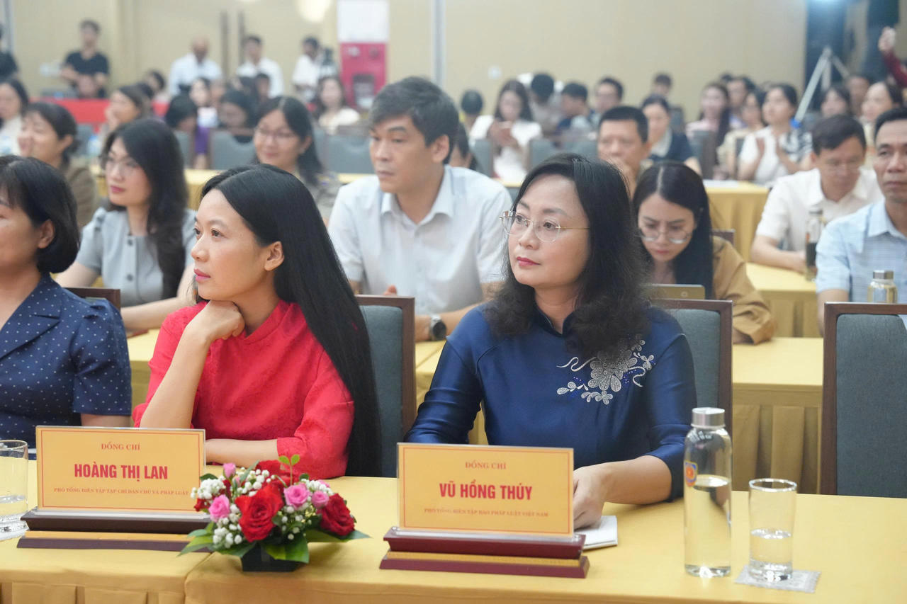Đại diện Ban tổ chức v&agrave; c&aacute;c đại biểu tham dự Lễ Trao giải.