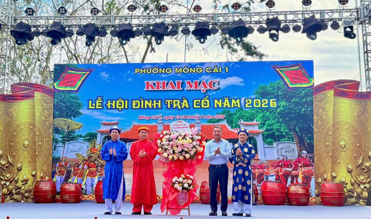 Ph&oacute; Gi&aacute;m đốc Sở Văn h&oacute;a, Thể thao v&agrave; Du lịch Nguyễn Thanh T&ugrave;ng tặng hoa ch&uacute;c mừng tại Lễ hội đ&igrave;nh Tr&agrave; Cổ năm 2026. (Ảnh: C&ocirc;ng Hoan)