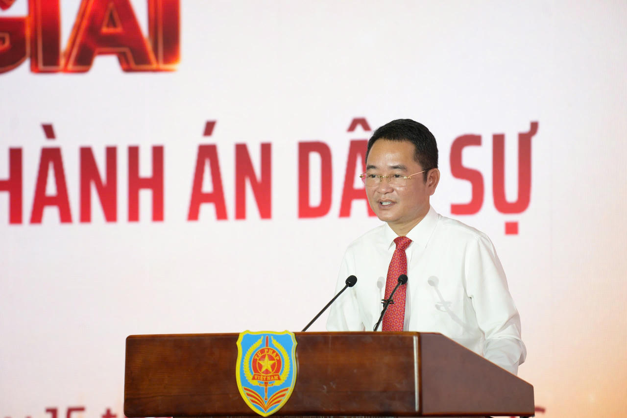 TS Vũ Ho&agrave;i Nam - B&iacute; thư Đảng ủy, Tổng Bi&ecirc;n tập B&aacute;o Ph&aacute;p luật Việt Nam, Trưởng Ban Tổ chức Cuộc thi ph&aacute;t biểu tại Lễ trao giải.