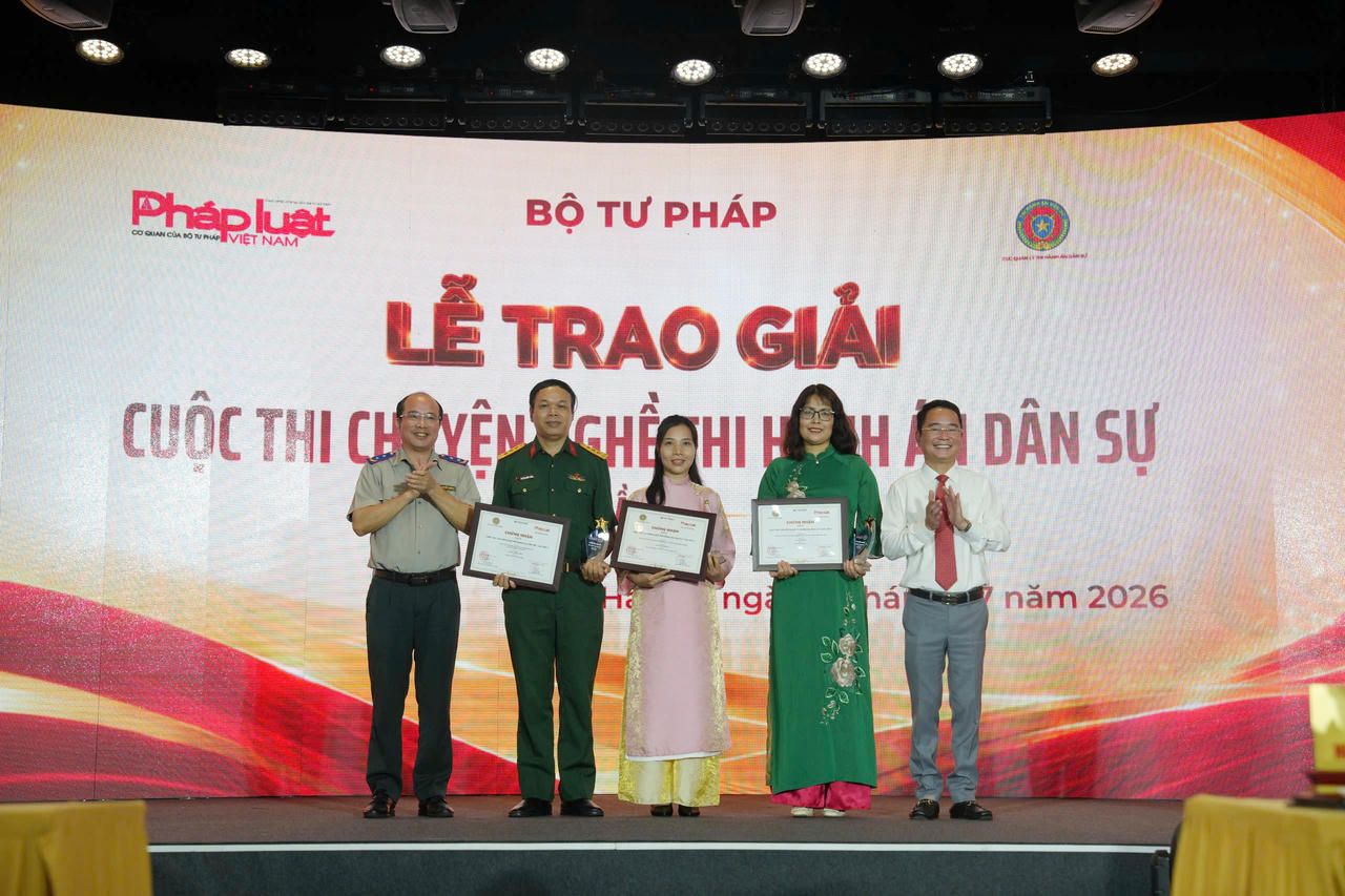 Đại diện Ban Tổ chức, TS. Vũ Ho&agrave;i Nam - B&iacute; thư Đảng ủy, Tổng Bi&ecirc;n tập B&aacute;o Ph&aacute;p luật Việt Nam v&agrave; Đ/c Nguyễn Thắng Lợi - Ủy vi&ecirc;n Ban Thường vụ Đảng ủy, Cục trưởng Cục Quản l&yacute; Thi h&agrave;nh &aacute;n d&acirc;n sự trao Giải B.